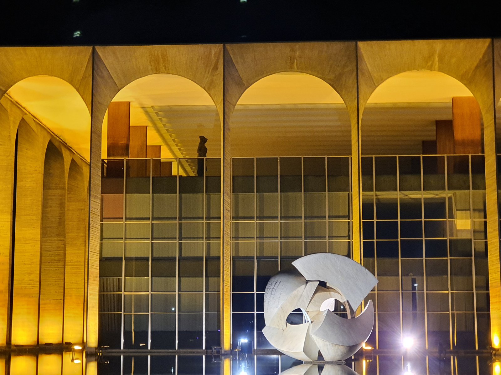 Arquitetura do Palácio do Itamaraty em Brasília à noite